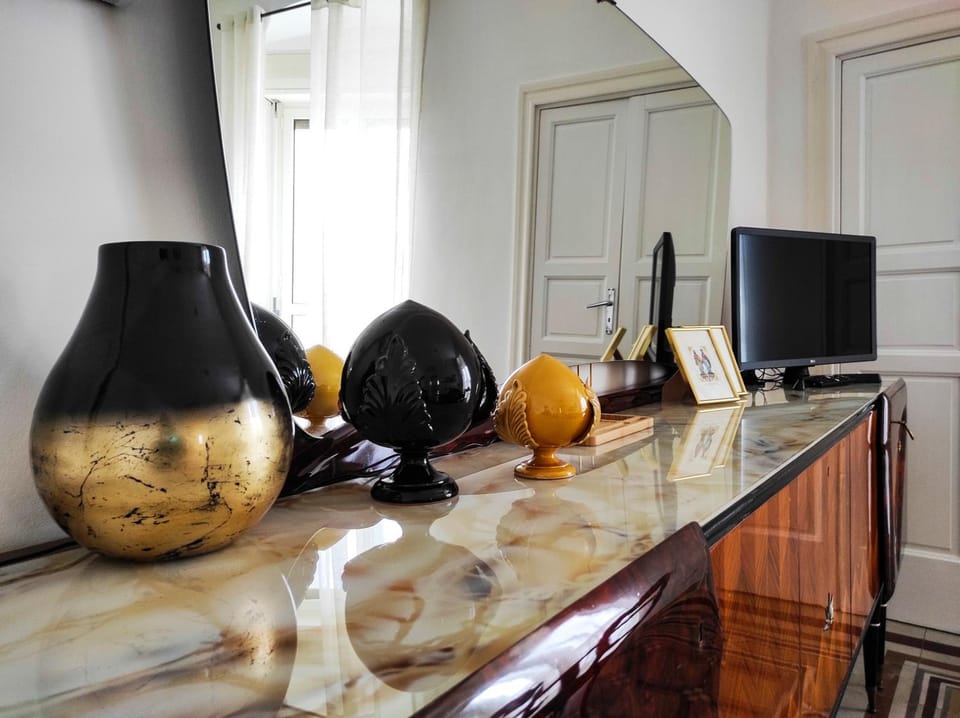 TV and multimedia, Living room, Decorative detail, Decorative detail, Dining area