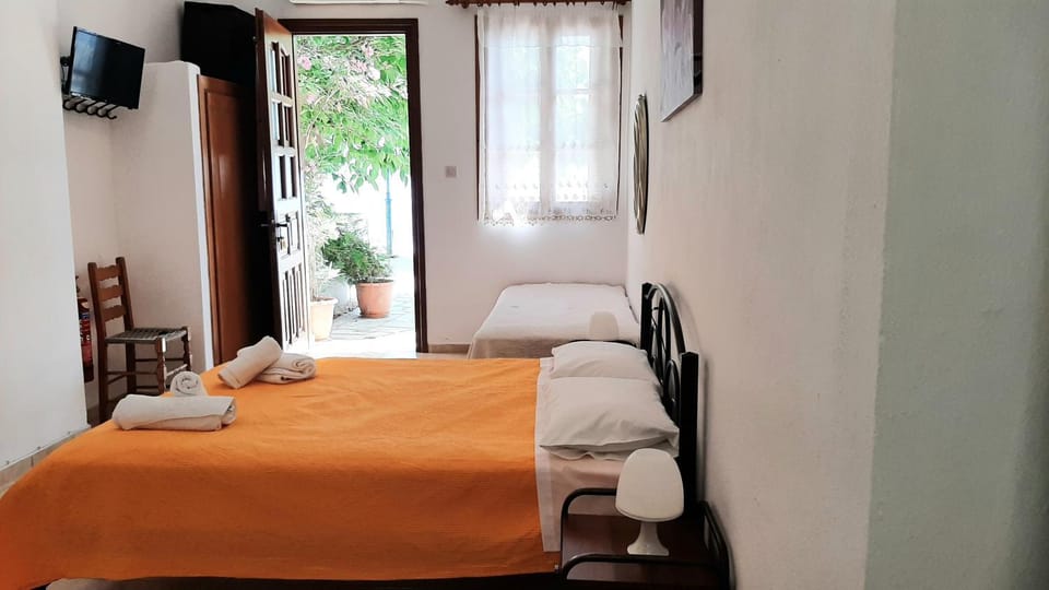 Melia studio 2 seafront apartment Apartment in Sporades, Greece