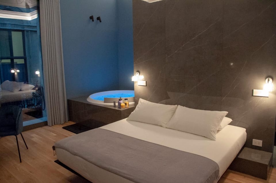 Photo of the whole room, Bedroom