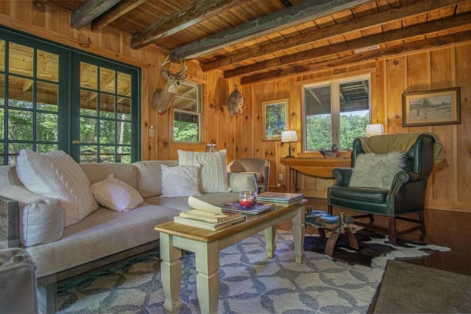 Horseshoe Hollow · Horseshoe Hollow, Private Log Cabin on 10 acr Cabin in Gloucester