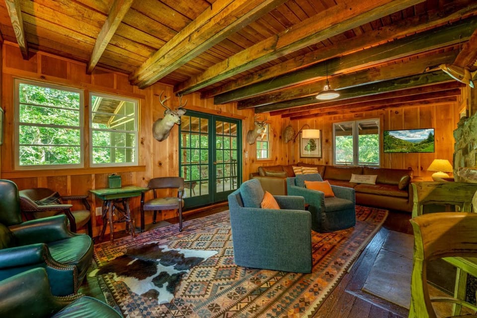 Horseshoe Hollow · Horseshoe Hollow, Private Log Cabin on 10 acr Cabin in Gloucester