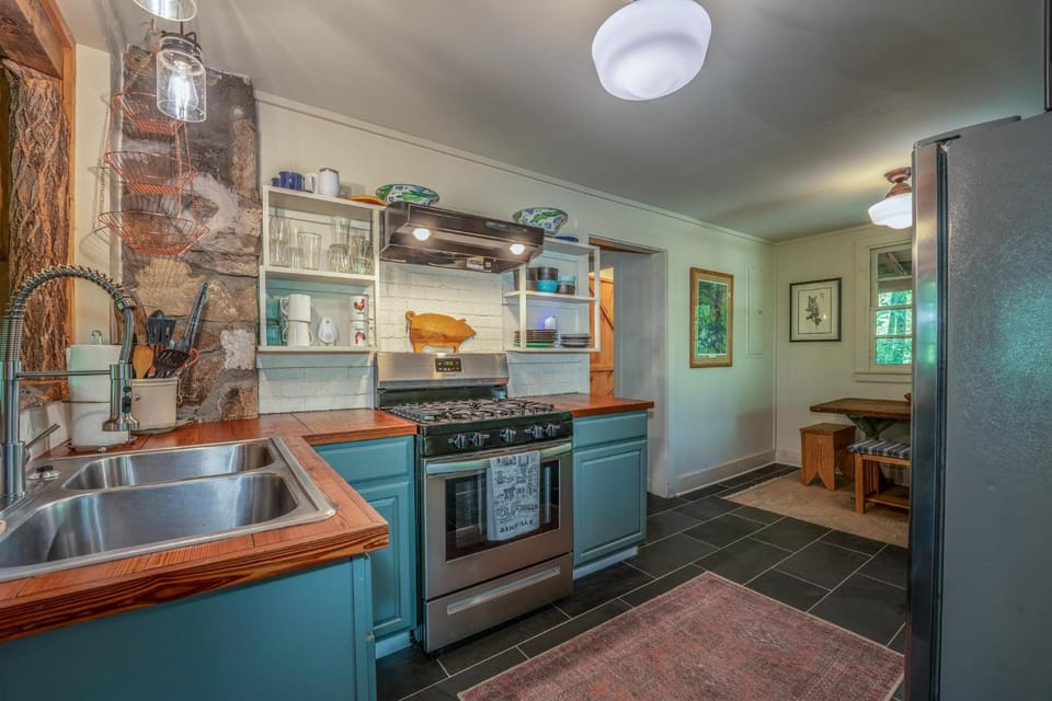 Horseshoe Hollow · Horseshoe Hollow, Private Log Cabin on 10 acr Cabin in Gloucester