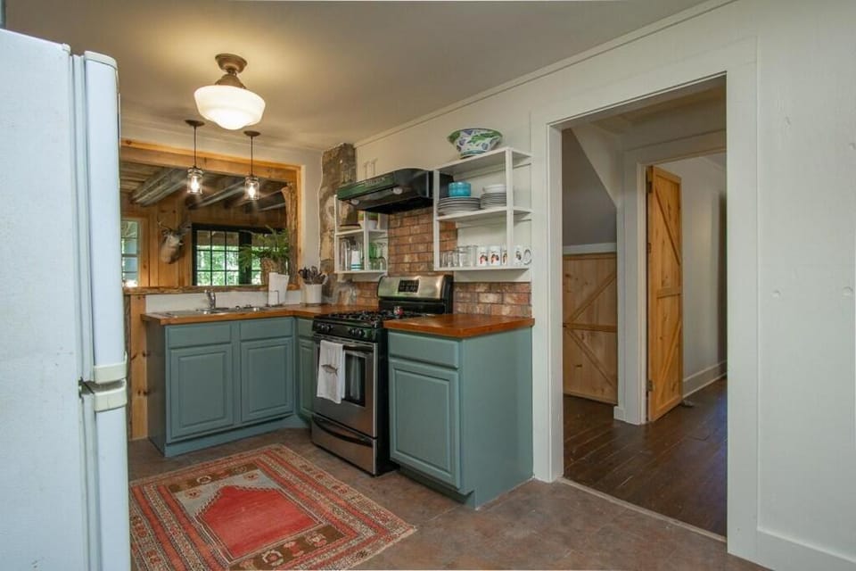 Horseshoe Hollow · Horseshoe Hollow, Private Log Cabin on 10 acr Cabin in Gloucester