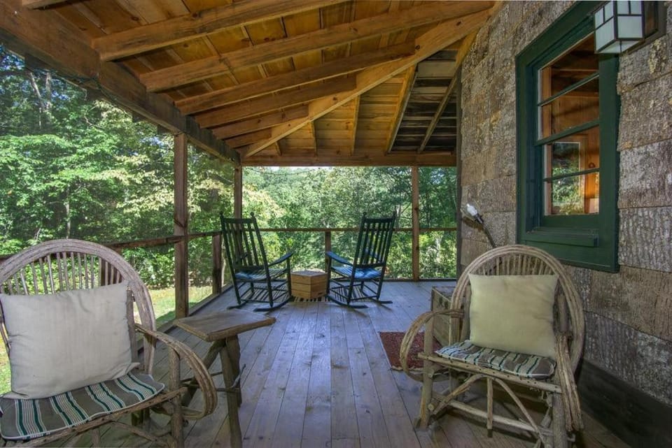 Horseshoe Hollow · Horseshoe Hollow, Private Log Cabin on 10 acr Cabin in Gloucester