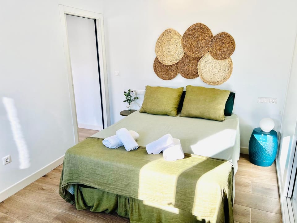 Bed, Photo of the whole room, Bedroom, heating, towels, air conditioner