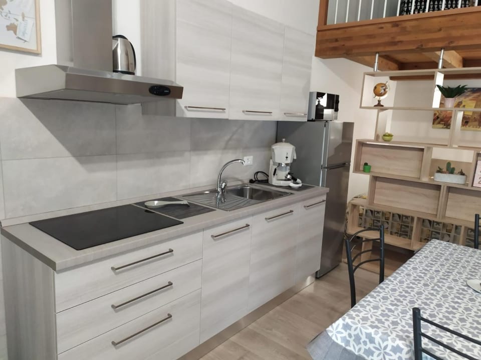 Kitchen or kitchenette, Dining area, minibar, stove