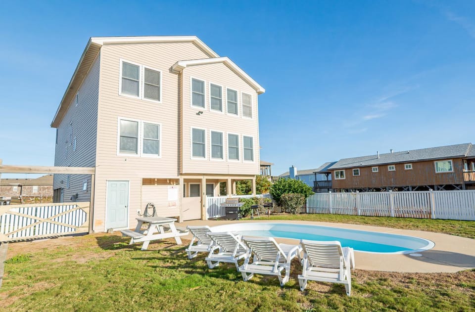 Sea Sun Greetings - Kitty Hawk MP 2.5, Ocean Views, Direct Beach Access, Pool, Hot Tub, Pets OK House in Kitty Hawk