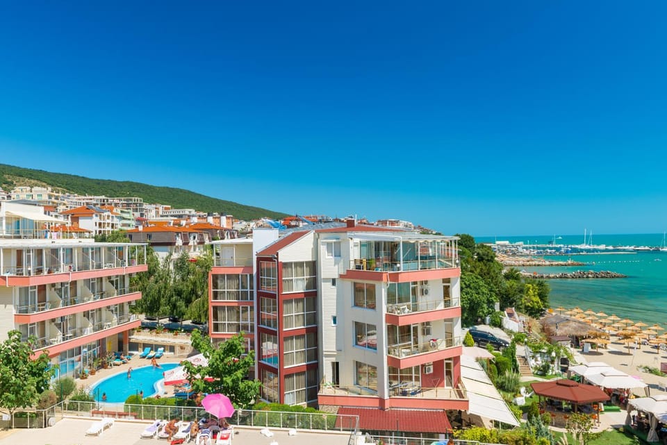 Property building, Day, Beach, On site, City view, Pool view, Sea view, sunbed