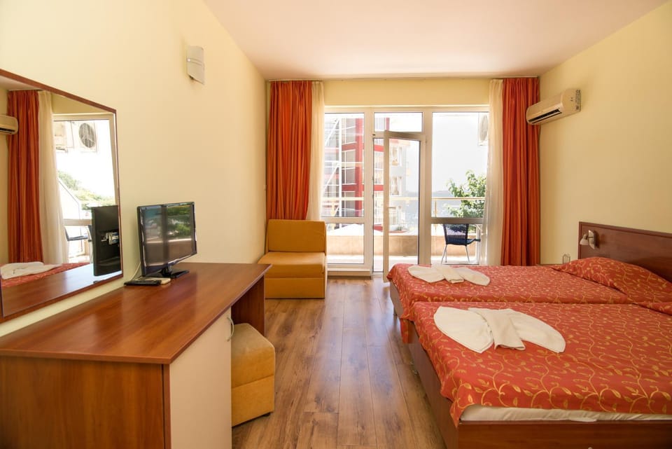 Bed, TV and multimedia, Photo of the whole room, Bedroom, towels