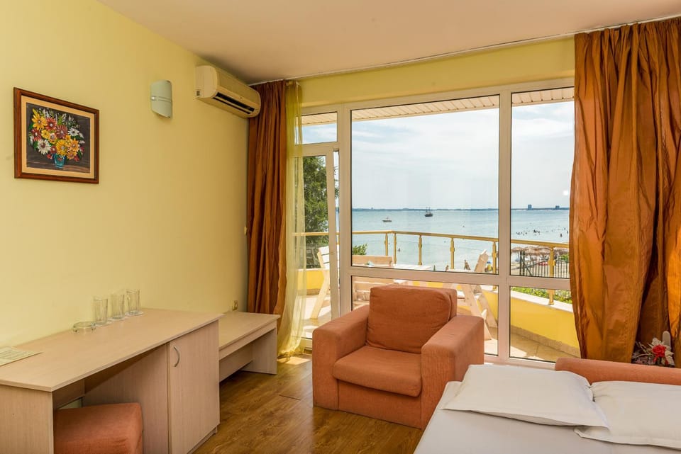 Day, View (from property/room), Balcony/Terrace, Seating area, Sea view, Family