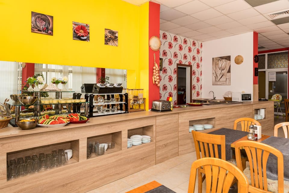Restaurant/places to eat, Restaurant/places to eat, Food and drinks, Banquet/Function facilities, On site, Food, Buffet breakfast, Drinks