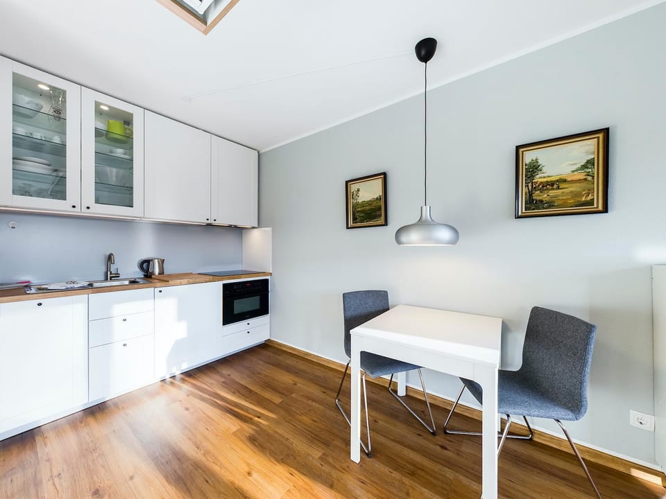 Kitchen or kitchenette, Dining area