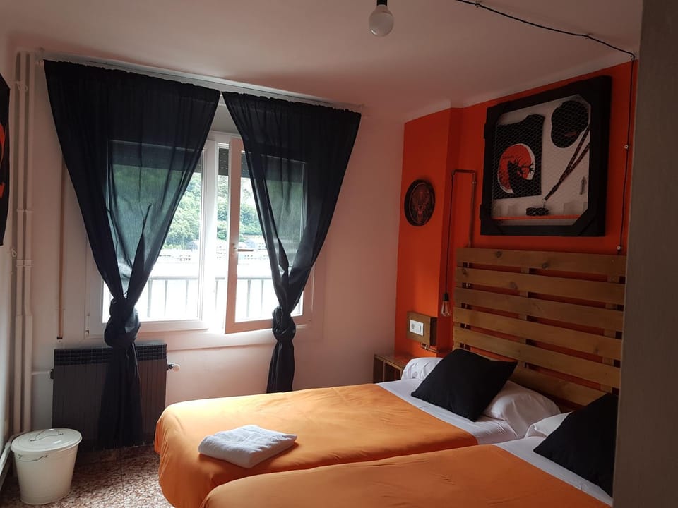 Barri Antic Hostel & Pub Bed and Breakfast in Andorra la Vella