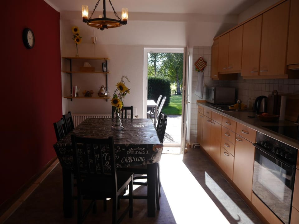 Kitchen or kitchenette, Dining area