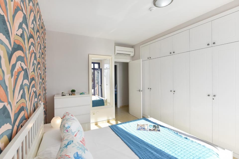 Bed, Bedroom, wardrobe, air conditioner