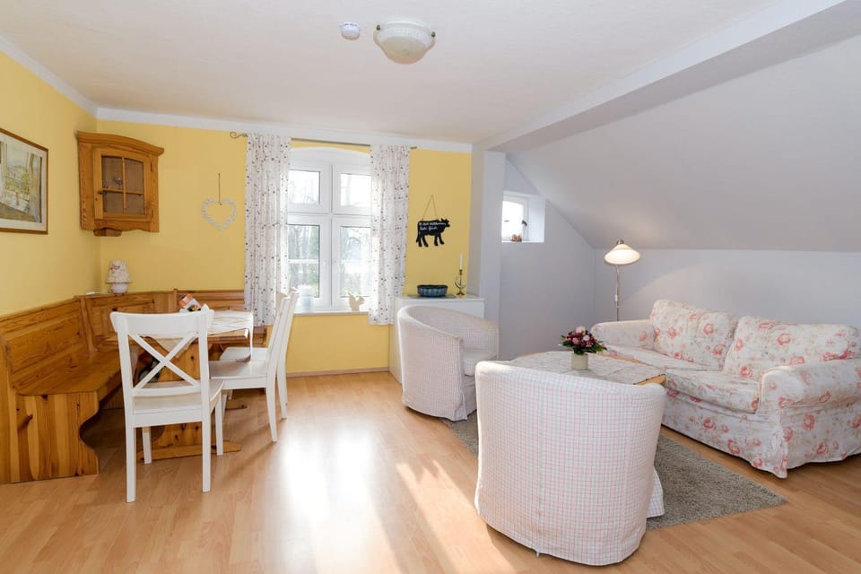 Living room, Dining area, Food, Family, furniture, room service