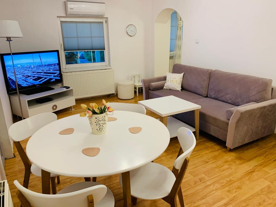 TV and multimedia, Living room, Dining area