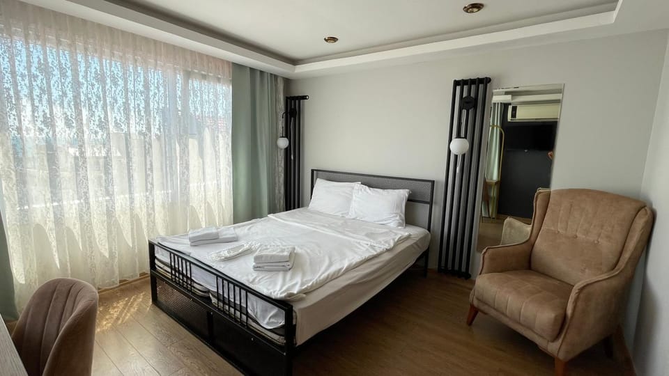 Photo of the whole room, Bedroom