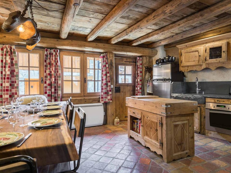 Chalet authentique avec jacuzzi, sauna et parking pour 12 personnes - FR-1-566-8 Chalet in Les Allues