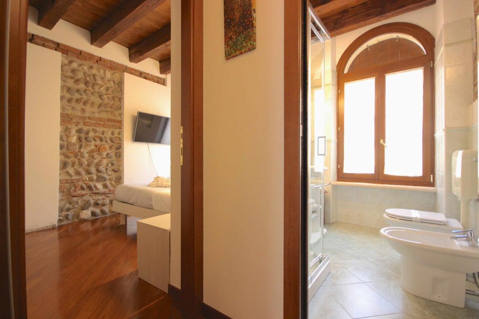 Bathroom, TV and multimedia