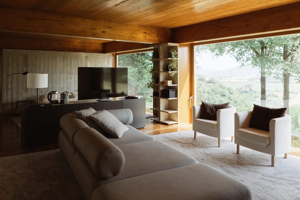 Natural landscape, TV and multimedia, Living room, Photo of the whole room, Bedroom