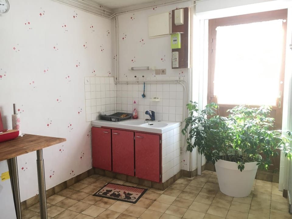 Kitchen or kitchenette