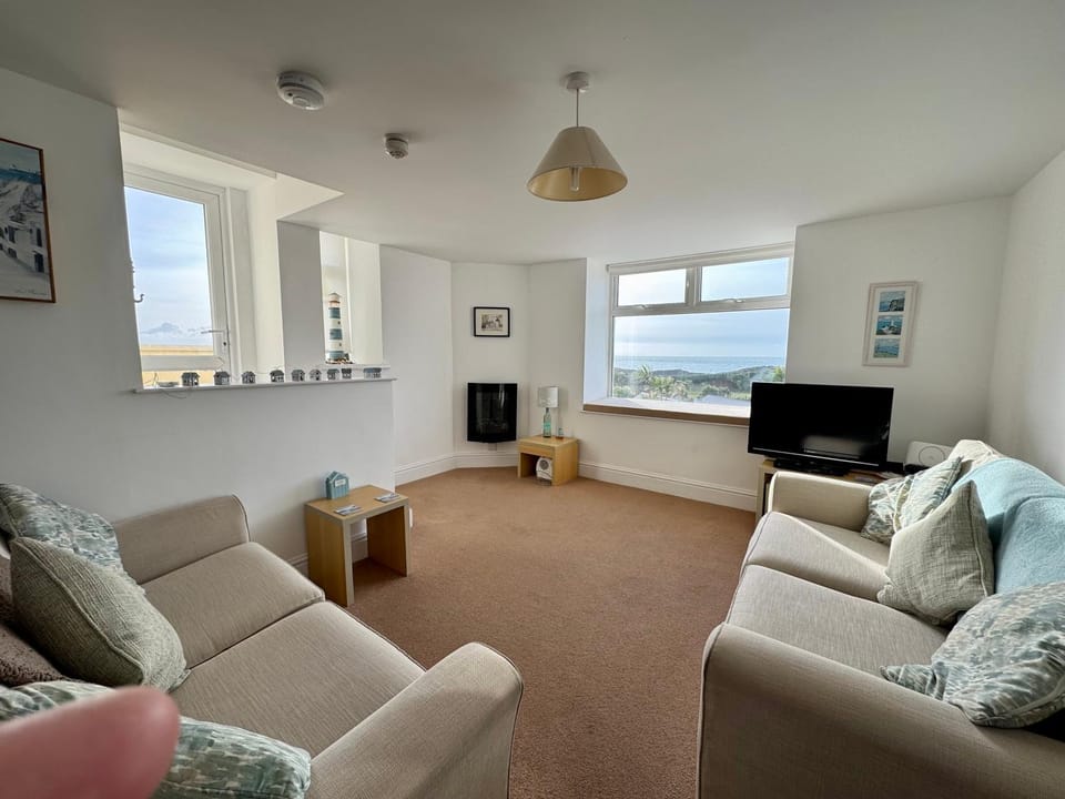 15 The CLIFF APARTMENT-2 BED- SEA VIEW House in Trearddur Bay