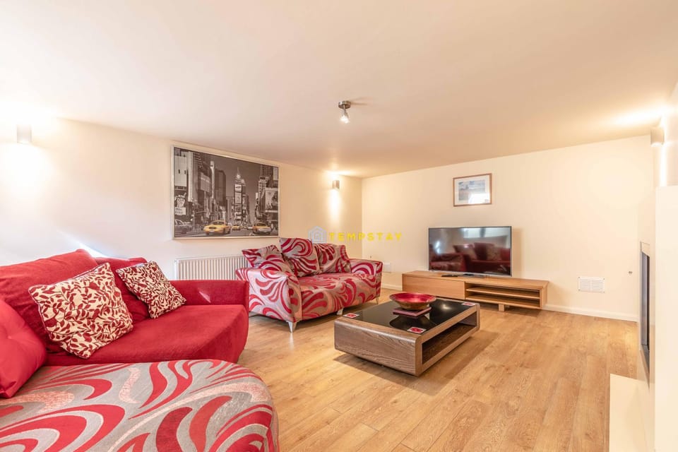 Chestnut Cottage - Stunning Countryside Views! PARKING, 4 BED, 3 BATHROOMS - By Tempstay House in England