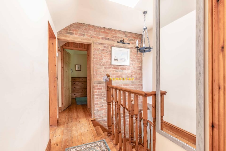 Chestnut Cottage - Stunning Countryside Views! PARKING, 4 BED, 3 BATHROOMS - By Tempstay House in England