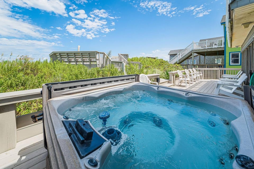 Dunes for Days - Nags Head MP 12.5, Oceanfront, Hot Tub, Rec Room, Pets OK, YR Flex House in Nags Head
