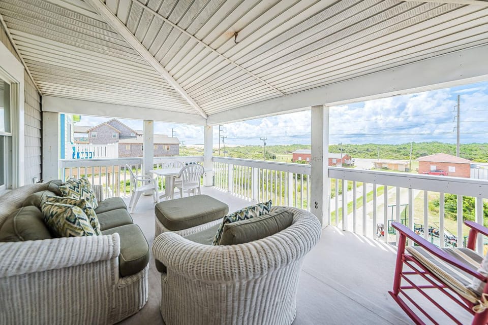Dunes for Days - Nags Head MP 12.5, Oceanfront, Hot Tub, Rec Room, Pets OK, YR Flex House in Nags Head