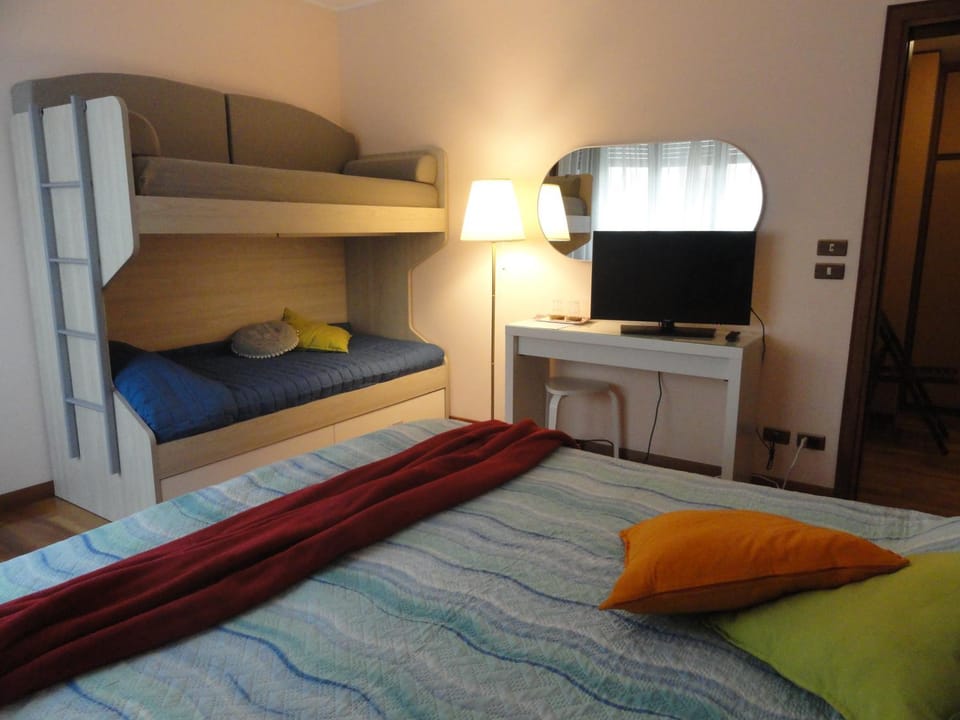 Bed, TV and multimedia, Photo of the whole room, Bedroom, bunk bed