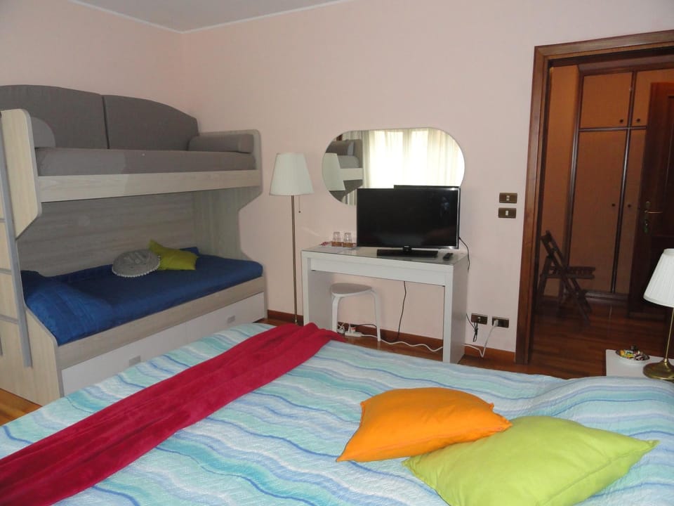 Bed, TV and multimedia, bunk bed