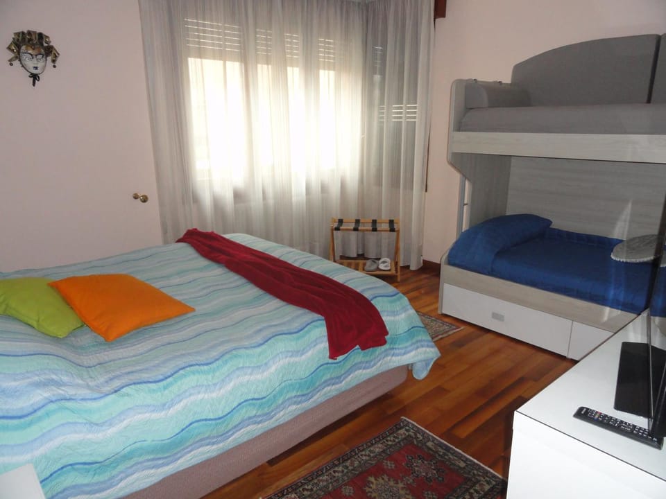 Bed, TV and multimedia, Photo of the whole room, Bedroom, hair dresser