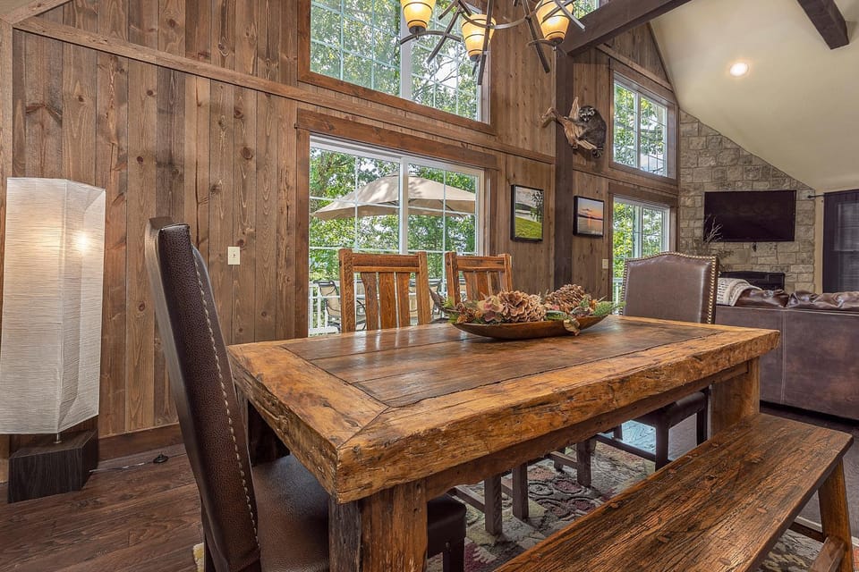 Mountain Creek Cabin - Luxury Lakefront Home - Hot Tub- Pool Table - Movie Theater Cabin in Table Rock Lake