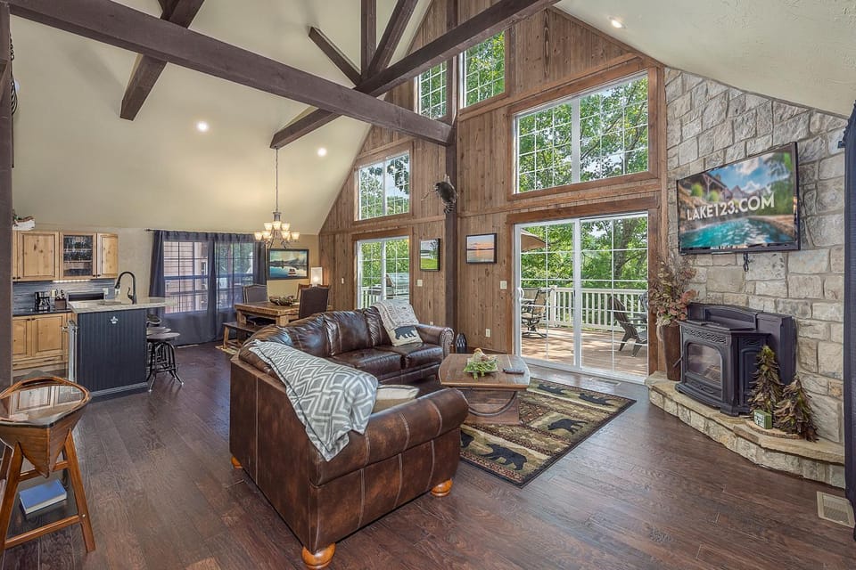 Mountain Creek Cabin - Luxury Lakefront Home - Hot Tub- Pool Table - Movie Theater Cabin in Table Rock Lake