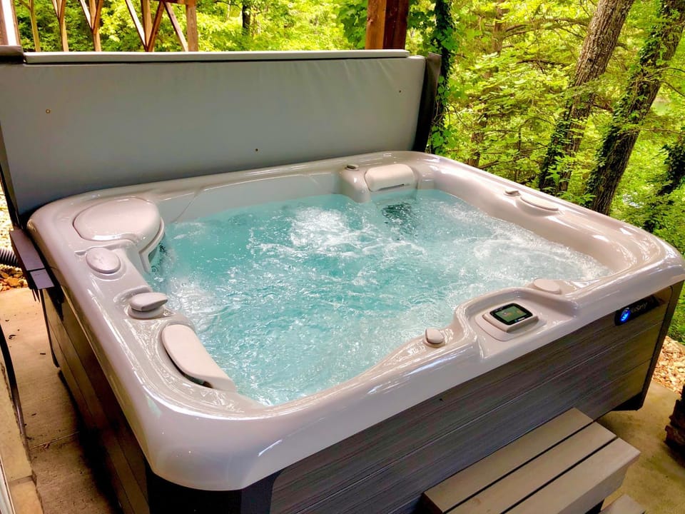 Mountain Creek Cabin - Luxury Lakefront Home - Hot Tub- Pool Table - Movie Theater Cabin in Table Rock Lake