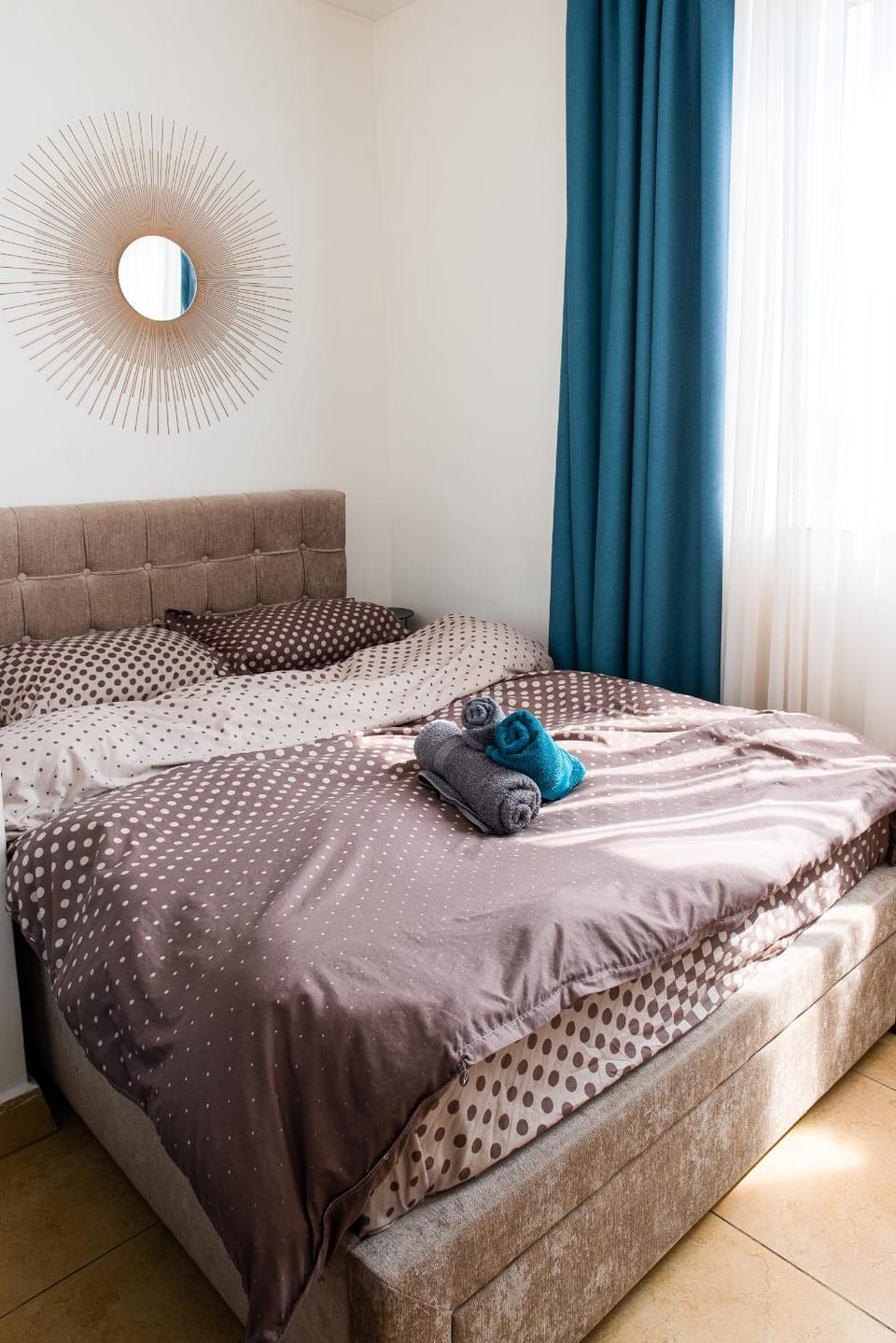 Bed, Bedroom, towels