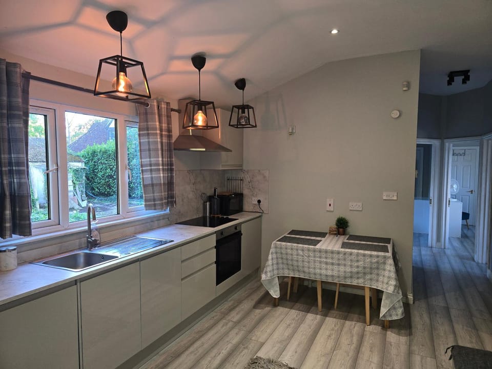 The Reading three bedroom chalet with gardens, suitable for contractors Apartment in England