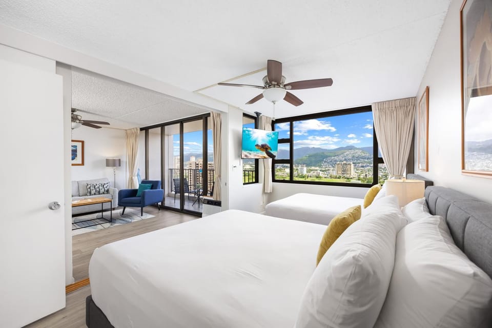 Bed, TV and multimedia, View (from property/room), Bedroom, Mountain view