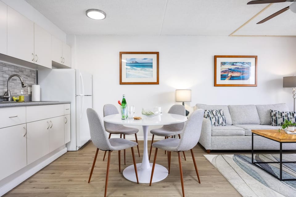 Kitchen or kitchenette, Seating area, Dining area