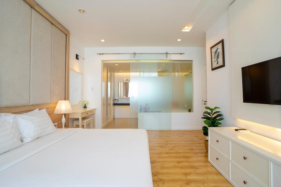 Photo of the whole room, Bedroom