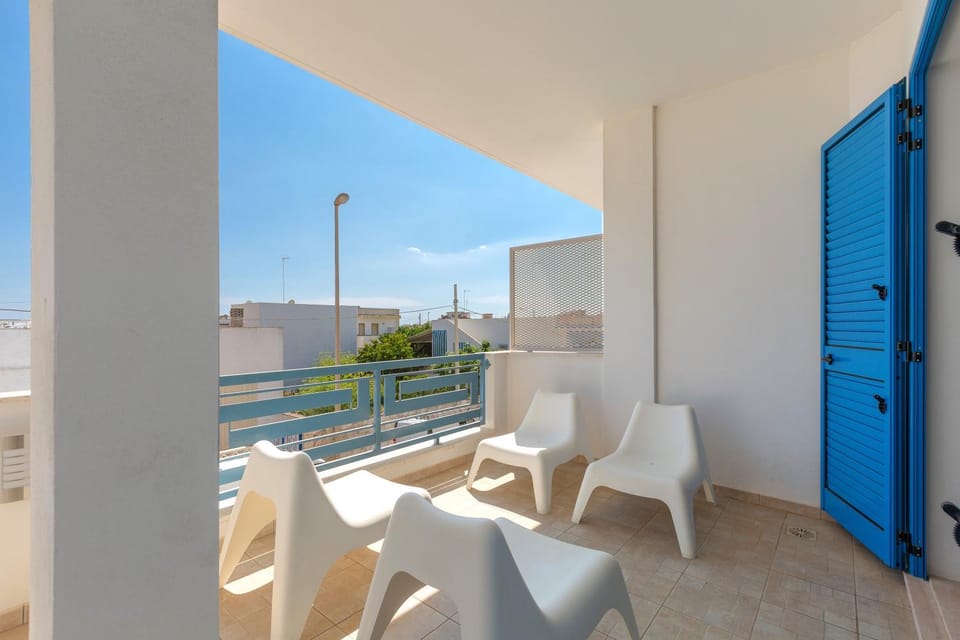Facade/entrance, Balcony/Terrace