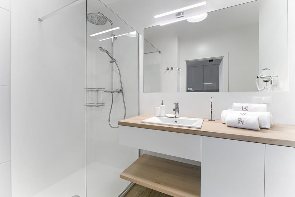 Shower, Bathroom, towels