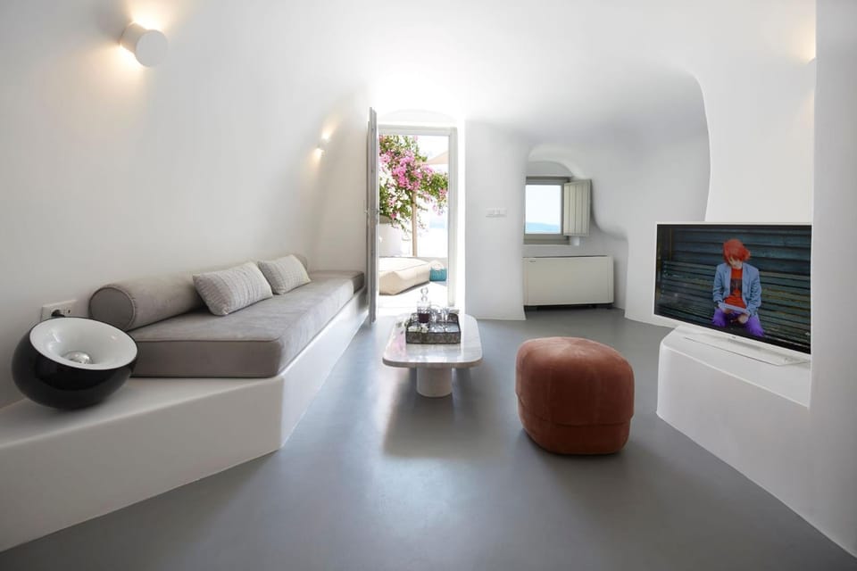 Elegant Santorini House 3 Bedroom Villa Caldera View-Outdoor Hot Villa in Oia