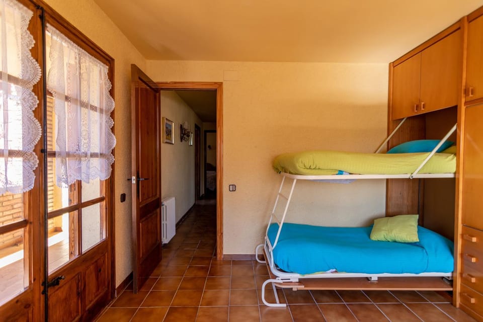 Bedroom, bunk bed