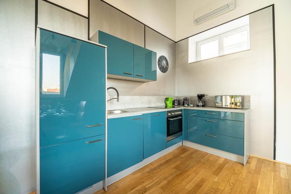 Coffee/tea facilities, Kitchen or kitchenette, microwave, oven, stove, toaster, air conditioner