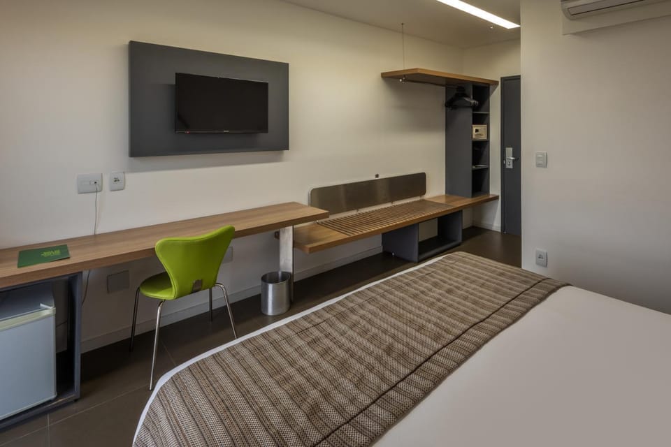 Bed, TV and multimedia, Photo of the whole room, Bedroom, minibar, safe, wardrobe, air conditioner