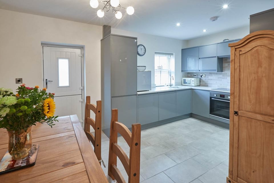 Kitchen or kitchenette, Dining area