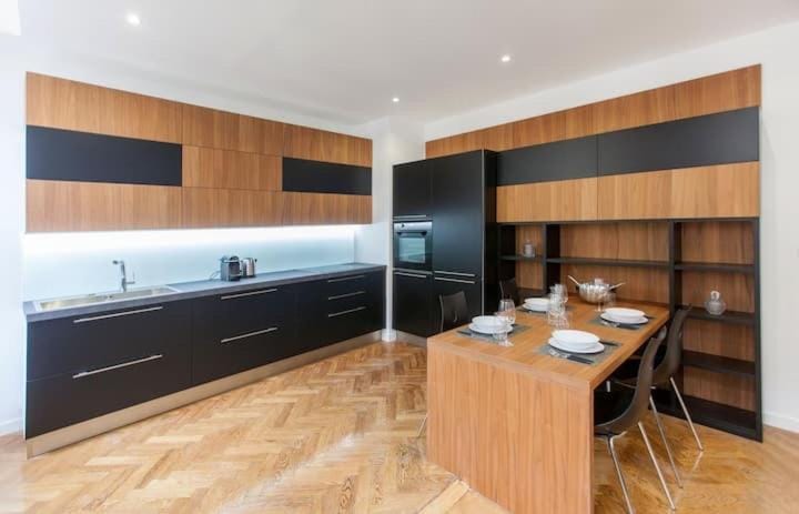 Coffee/tea facilities, Kitchen or kitchenette, Dining area, stove